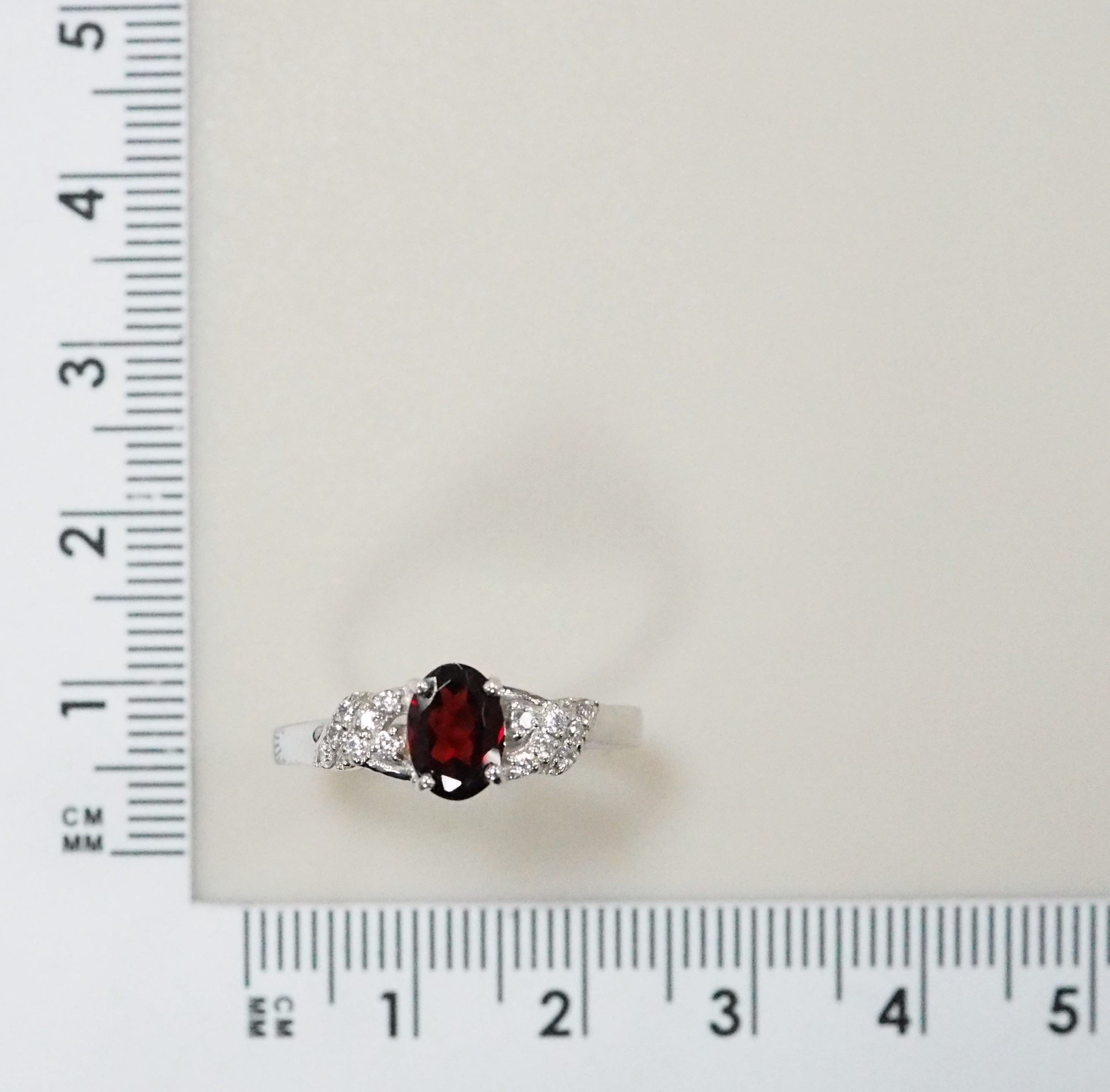 Серебряное кольцо 925 пробы; вставки 1 Гранат природн.; Россыпь Фианит бесцв.;